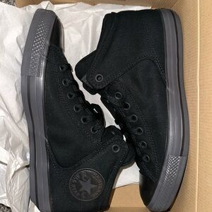 CONVERSE BLACK NEW IN BOX MENS 8.5 Women’s 10.5